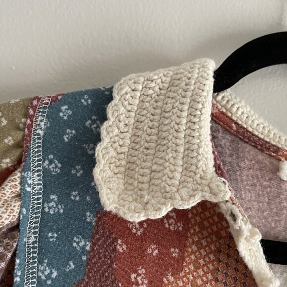 Gimmicks BKE Wmn S Patchwork Mixed Print Fleece Crochet Collar Dolman Henley Top - Picture 8 of 14